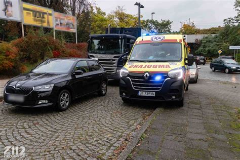 Wypadek na De Gaulle a Pasażerka trafiła do szpitala ZDJĘCIA