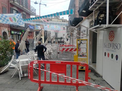 POZZUOLI Cadono Calcinacci Da Un Balcone Transenne In Piazza Della