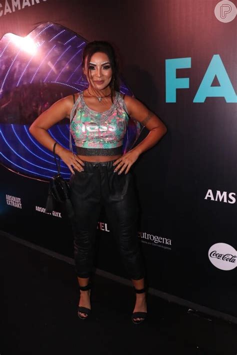 Foto Carol Nakamura foi de calça de cintura alta no modelo jogging de