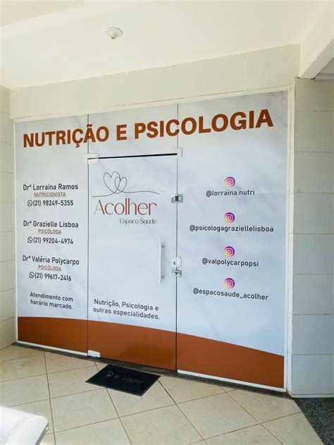 Adesivação de Vitrine para a clínica Acolher Adesivo porta