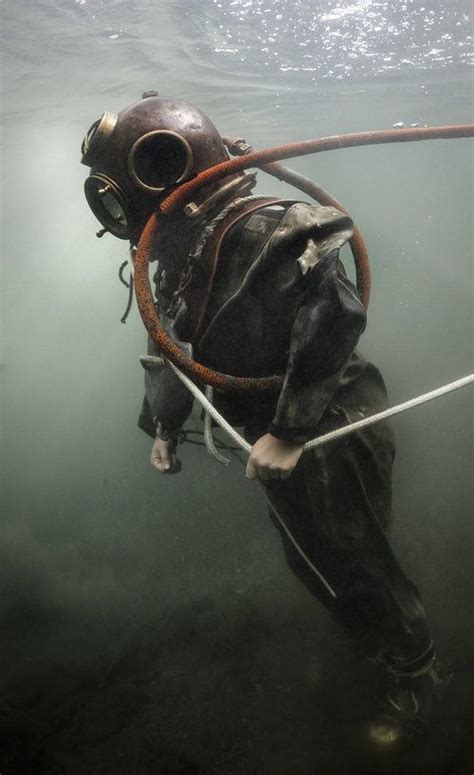 See These Divers Take The Plunge In Historic Gear Deep Sea Diver Art