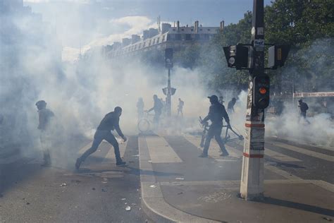 Protest Protiv Rasizma I Nasilja U Parizu Demonstranti Rastjerani Suzavcem