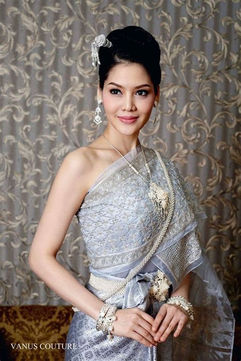 ปักพินโดย Priya Avi Sasi ใน Thai Traditional Dresses แฟชั่นไทย ชุดเด