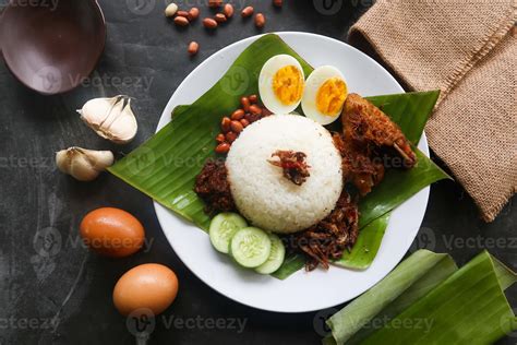 Nasi Lemak Es Un Malayo Tradicional Hecho Con Huevos Cocidos Frijoles