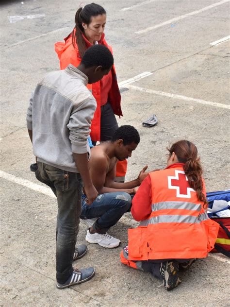 La Cruz Roja Atiende En El Tarajal A Uno De Los Inmigrantes Heridos