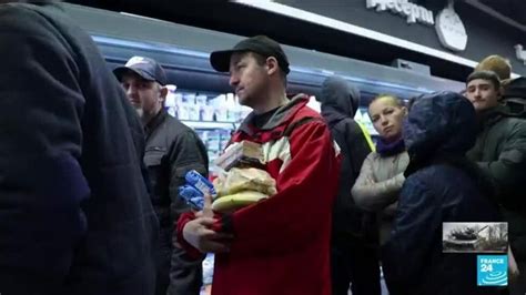 Ukraine files dattente massives devant un supermarché à Kherson