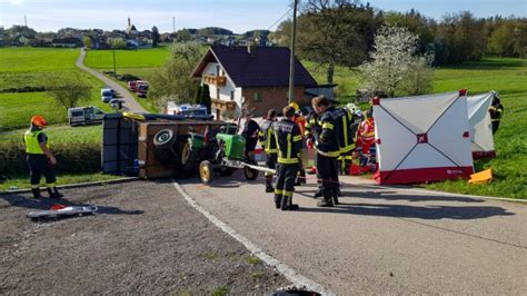 Traktor Samt Anh Nger Umgest Rzt Neun Teils Schwerverletzte Bei Unfall