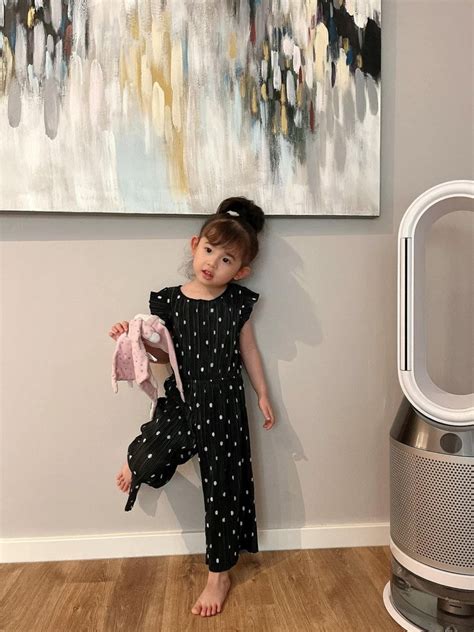 Con gái đệ nhất hot girl Vbiz thời ngày càng xinh xắn ăn mặc đẹp như