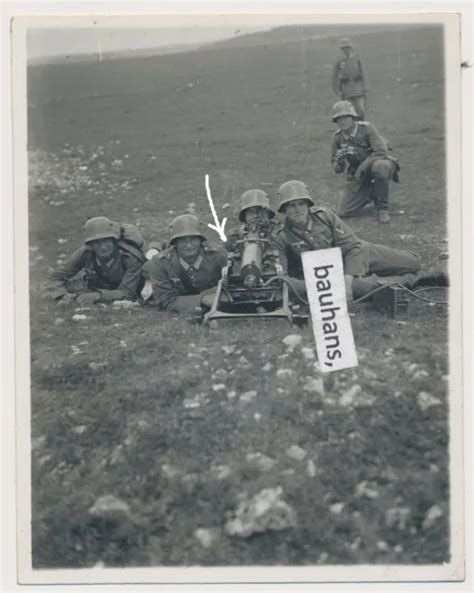 FOTO WEHRMACHT SOLDATEN MG Maschinengewehr Stahlhelm 2 WK 3593a EUR