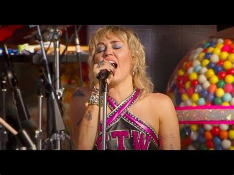 Watch Miley Cyrus Sing at Super Bowl TikTok Tailgate: Videos | PS Entertainment