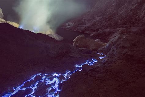 Photos Of The Glowing Sulfur Inside Indonesia S Blue Fire Volcano Crater