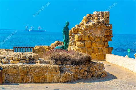 Estatua de un hombre desnudo en la antigua cesárea de Israel 2023