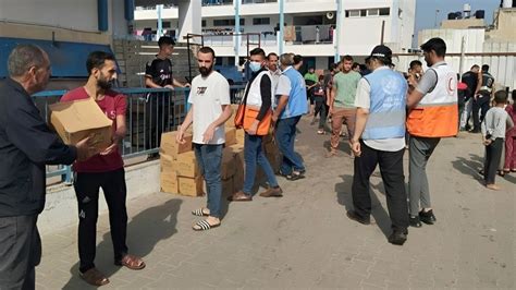 بالصور الهلال الأحمر الفلسطيني يوزع المساعدات الإغاثية في ق