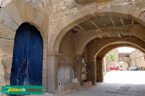 Pas cobert al carrer Major La Figuerosa Tàrrega terme Pobles de