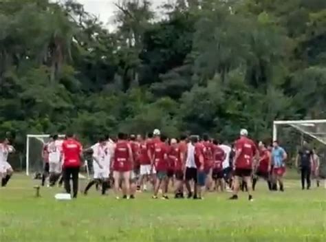 Video partido de fútbol de profesionales terminó en batalla campal