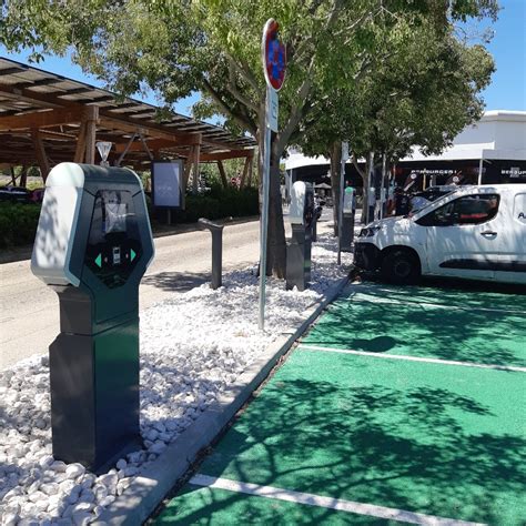 Bornes De Recharges E Totem Pour Les Centres Commerciaux E Totem