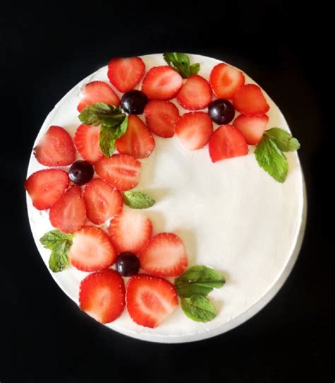 Fruit Cake Cake Decorating With Strawberries Strawberry Cake