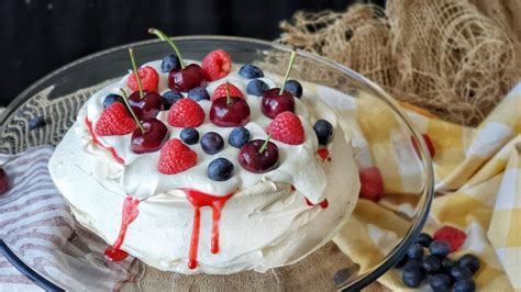 Tarta Pavlova un postre crujiente cremoso y fácil de preparar MDZ