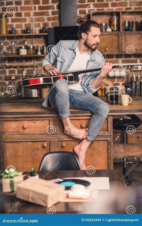 Homme Jouant La Guitare Image Stock Image Du Adulte