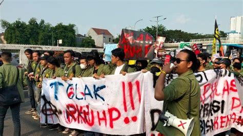 Demo Di Gedung Dpr Mahasiswa Bentangkan Spanduk Tolak Revisi Uu Kuhp