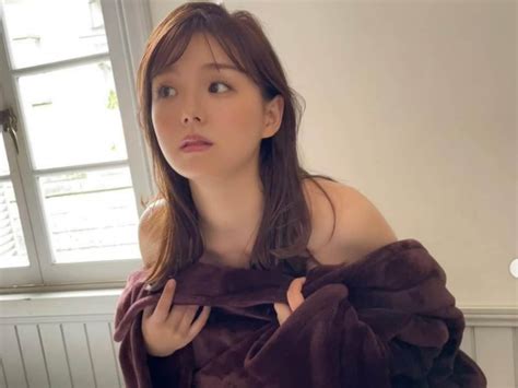 「痩せた？」篠崎愛、圧巻の美脚あらわな“待機中”オフショットに反響！ 「美脚すぎ」「世界一カワイイ」 All About ニュース