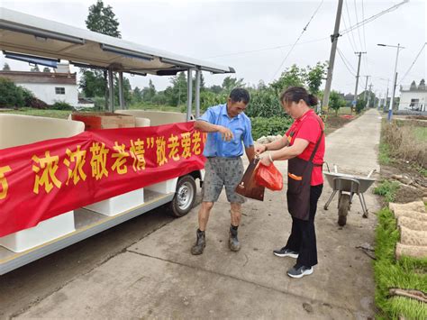 方巷镇裔家村开展“情满端午节，浓浓敬老情”敬老爱老公益活动村里长者牛大姐