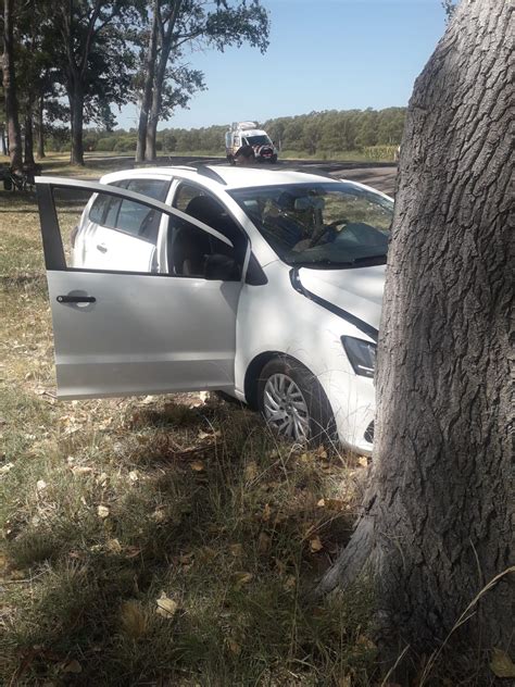 Despiste y choque contra un árbol en la ruta 5 dos personas fueron