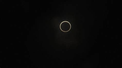 Vídeo Eclipse solar anel de fogo é visto da Ásia África e