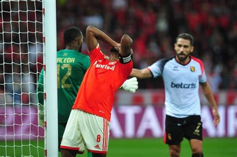 Mano Menezes responde sobre culpa de Edenilson na eliminação do Inter