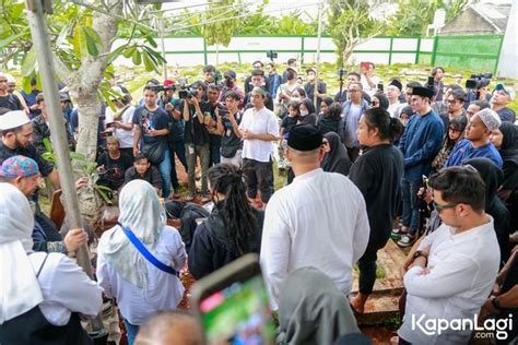 Potret Selebriti Hadiri Pemakaman Babe Cabita Okie Rengga AGAK LAEN