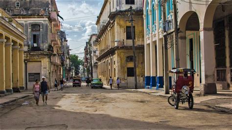 Solve Street In Havana A Capital Of Cuba Jigsaw Puzzle Online With