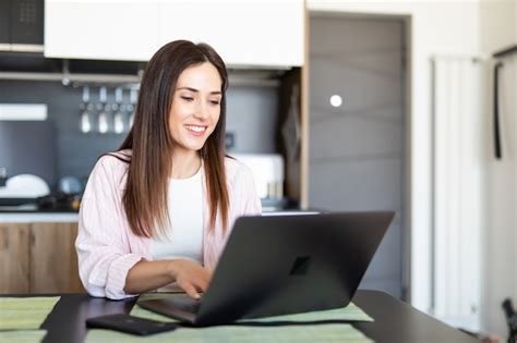 Mujer Joven Que Usa Una Computadora Port Til Foto Premium