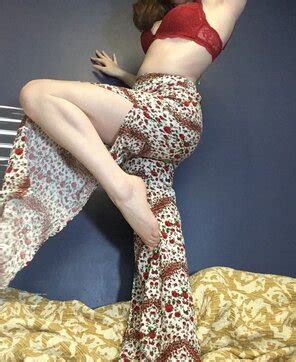 Pale girl posing with roses ðŸŒ¹ Porn Pic