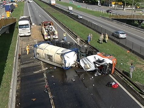 G1 Caminhoneiro fica ferido após batida na Via Dutra em Resende RJ