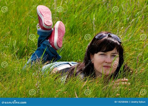 Mulher Que Encontra Se Na Grama Foto De Stock Imagem De Cara Descida