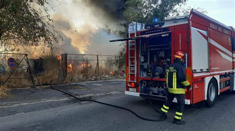 Grave Incendio Nell Insediamento Dei Rom In Viale Rockefeller A