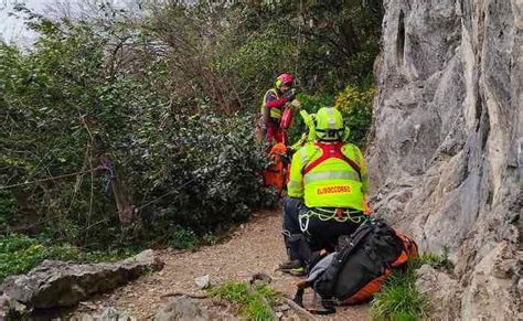 Leggiuno Enne Colpita Da Una Scarica Di Sassi Mentre Fa Arrampicata