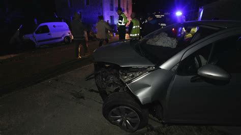 Un accidente con dos heridos y tres vehículos implicados obliga a