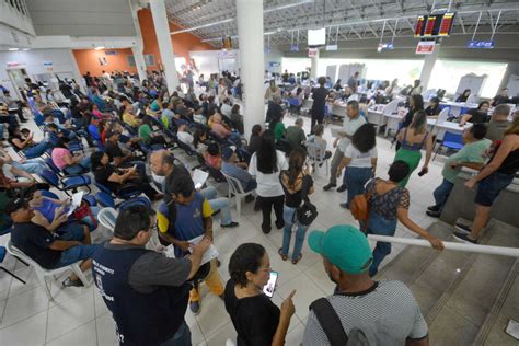 Contribuintes lotam Central de Atendimento no último dia do Refis