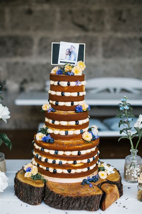 naked cake essbare blüten hochzeit blaubeeren kornblumen rosen Torte