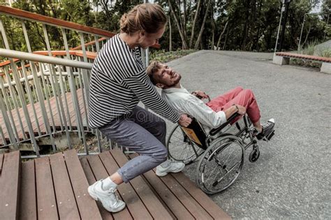 Gehandicapt Meisje Die Speciaal Terwijl Vriend Die Haar Rolstoel Duwen