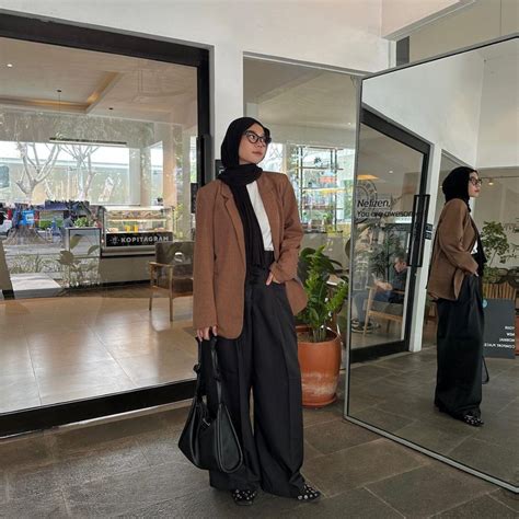 Inspirasi Outfit Hijab Business Casual Ala Fitri Hasiani