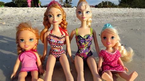 BEACH - Elsa & Anna toddlers - Vacation Sunbathe - Seagulls - Sand Play ...