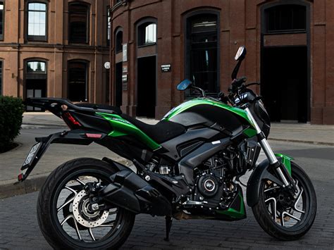 Купить б у Bajaj Dominar 400 инжектор 6 передач в Москве зелёный naked bike 2021 года на Авто