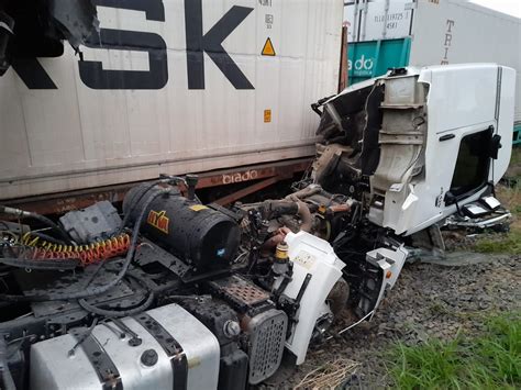 Caminhão é atingido por trem ao cruzar linha férrea na BR 153 em Irati