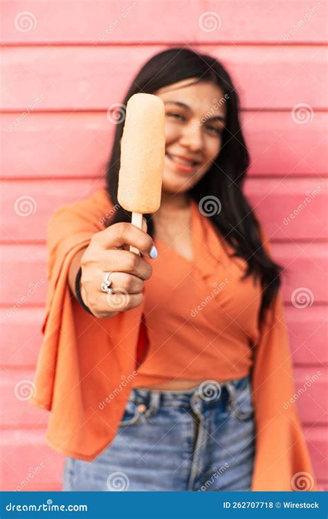 Toma Vertical De Una Latina Sosteniendo Una Pala Sobre La Pared Rosa Foto De Archivo Imagen De