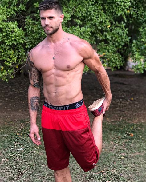 Jonas Sulzbach el modelo brasileño que te alegrará el día