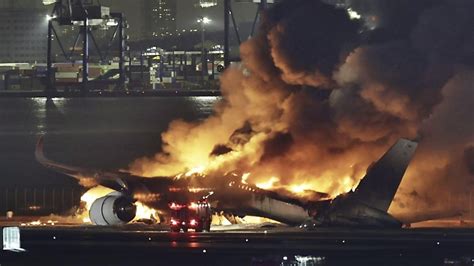 Japon 5 morts dans la collision entre deux avions à laéroport de