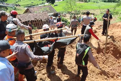 Longsor Di Banjarwangi Timbun Rumah Orang Meninggal Koran Gala