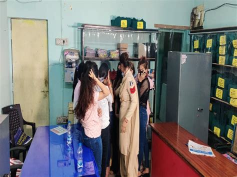Sex racket girls arrested in Hotel Hyatt Raipur रयपर म हई परफइल सकस रकट क